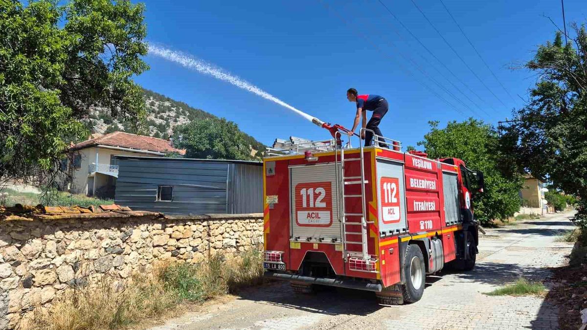 Burdur'da ev bahçesinde çıkan yangın çevreye sıçramadan söndürüldü