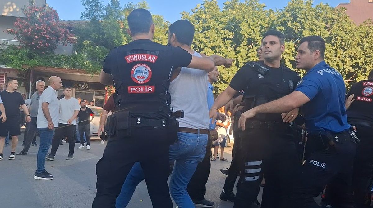 Bursa'da mahalleli arasında bıçaklı 'park etme' kavgası: 3 yaralı