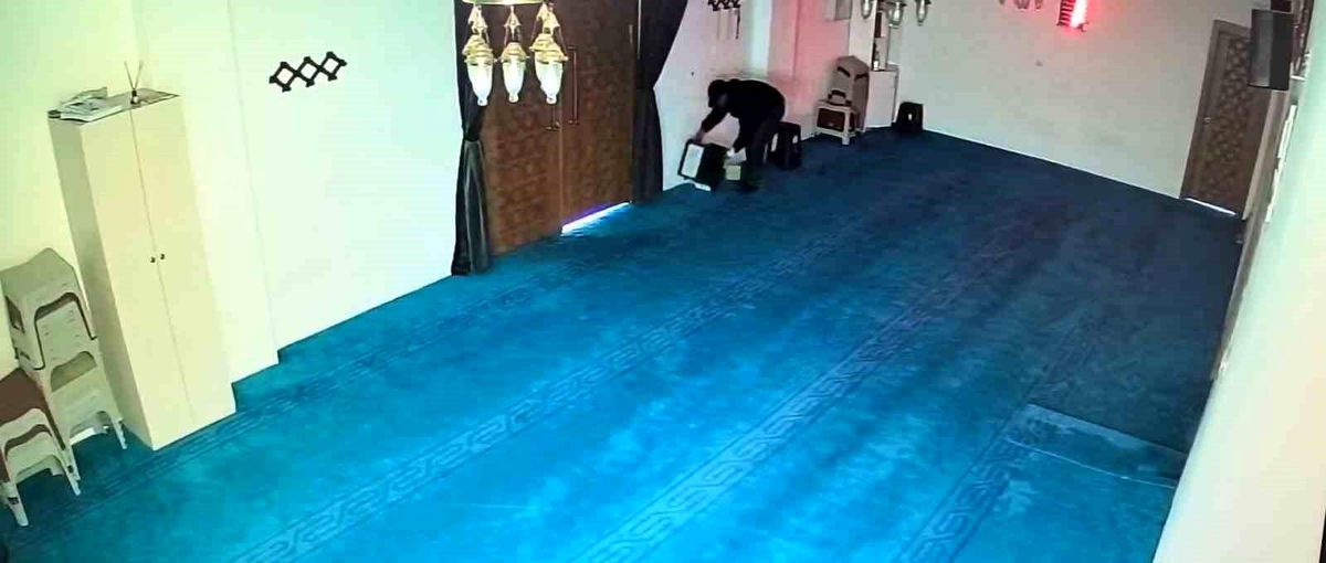 Camiye girdi, kaldırım taşıyla kırdığı yardım kutusundaki 100 bin lirayı çaldı