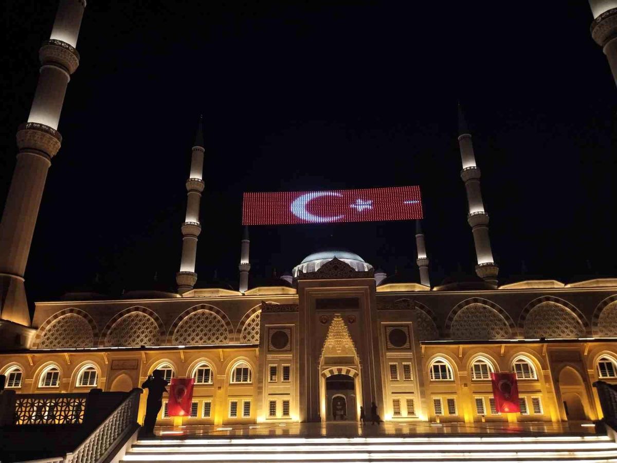 Çamlıca Camii'nde 15 Temmuz'un 10. Yılında Sela Okundu
