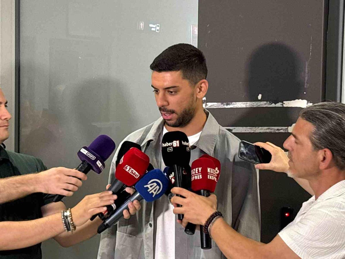 Cenk Özkaçar Trabzonspor'a geldiği havaalanında açıklama yapıyor.