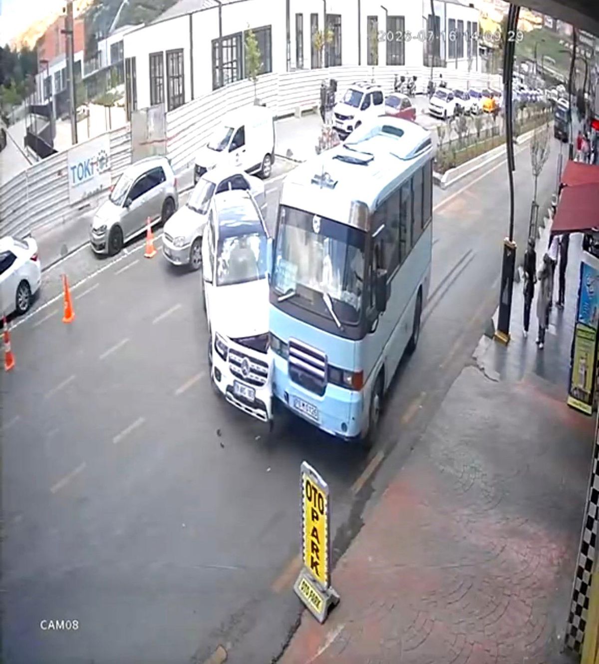 Karabük'te cip ile minibüsün çarpıştığı kaza anını gösteren güvenlik kamerası görüntüsü.