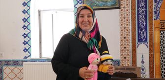 Çocukların yüzünü güldürmek için ördüğü bebekleri Kur'an kursu öğrencilerine hediye etti