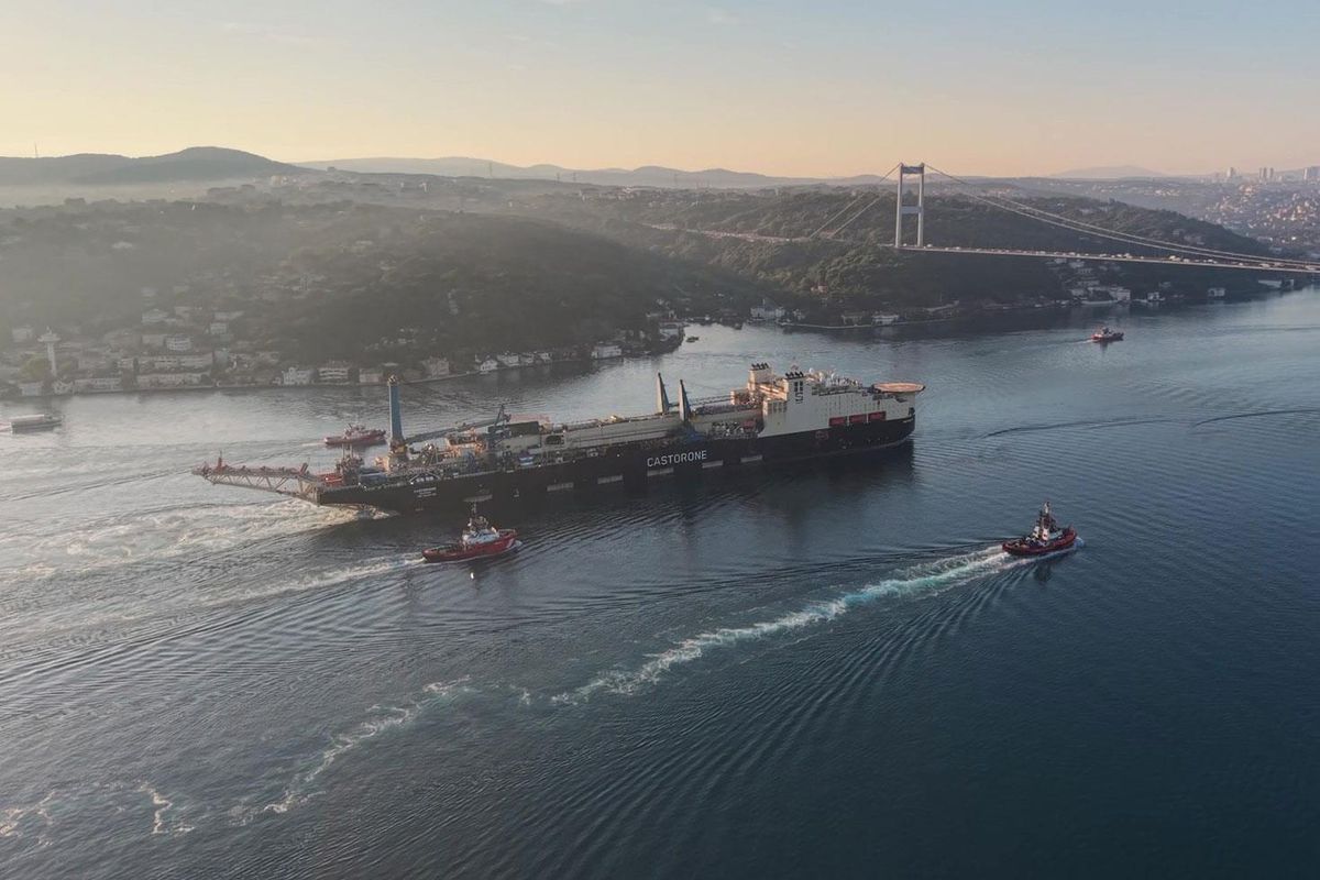 325 metrelik dev boru döşeme gemisi İstanbul Boğazı'ndan geçiş yaptı