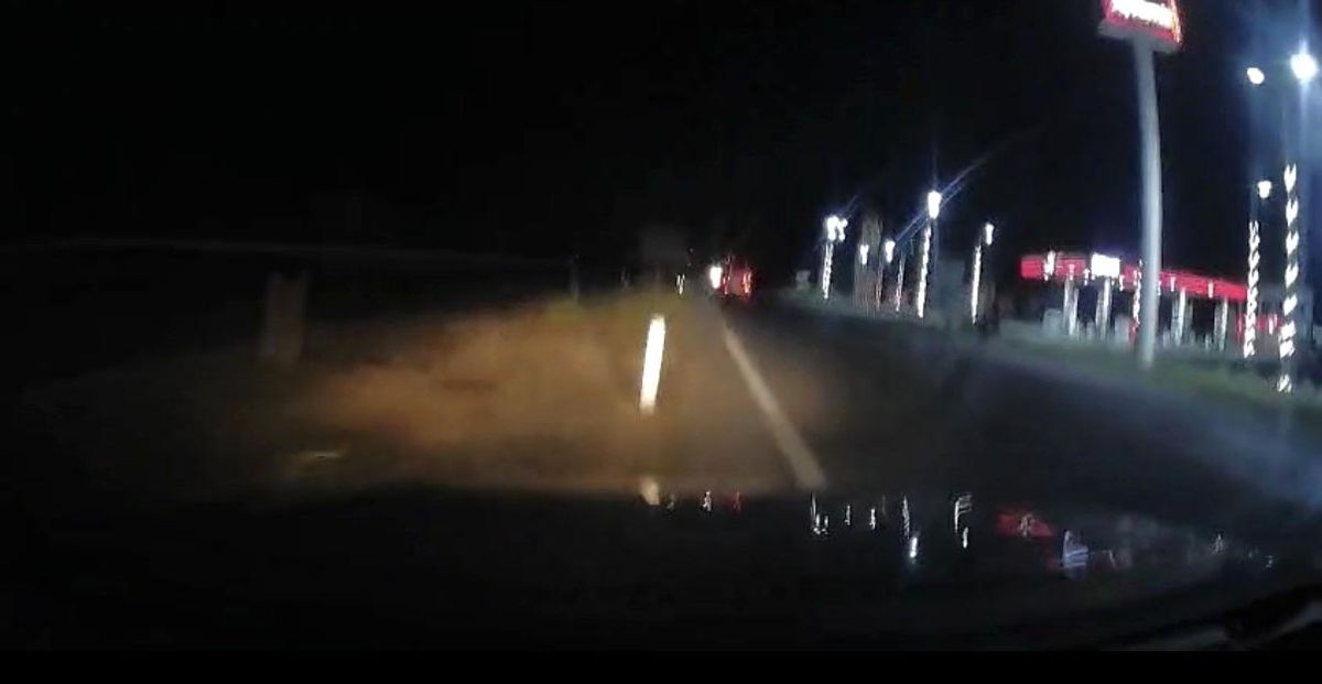 Ankara'dan Eskişehir'e giden bir otomobilin refüje doğru savrulduğu anı gösteren araç kamerası görüntüsü.