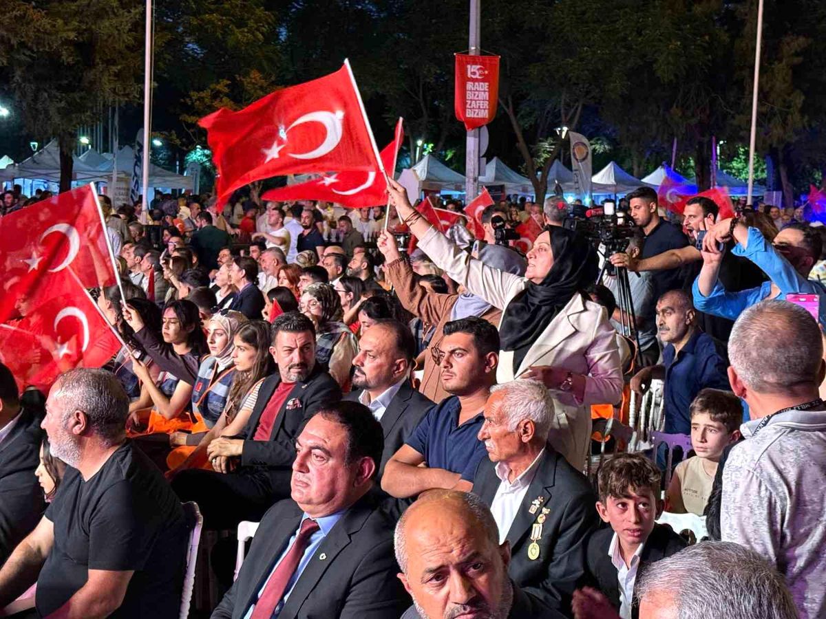 Diyarbakır'da 15 Temmuz Demokrasi ve Milli Birlik Günü anma töreninden bir görüntü.
