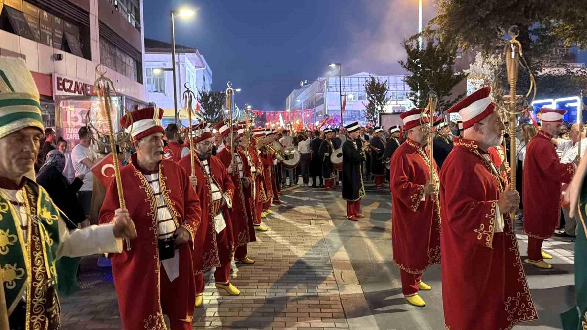 Düzce'de 15 Temmuz'un 10. yılında 10 bin kişi meydanları doldurdu