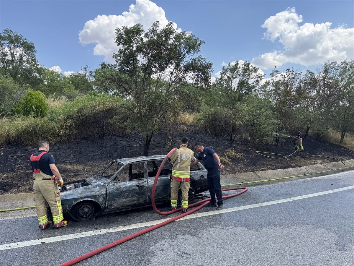 Edirne'de otomobilde çıkan yangın yol kenarındaki ağaçlara sıçradı