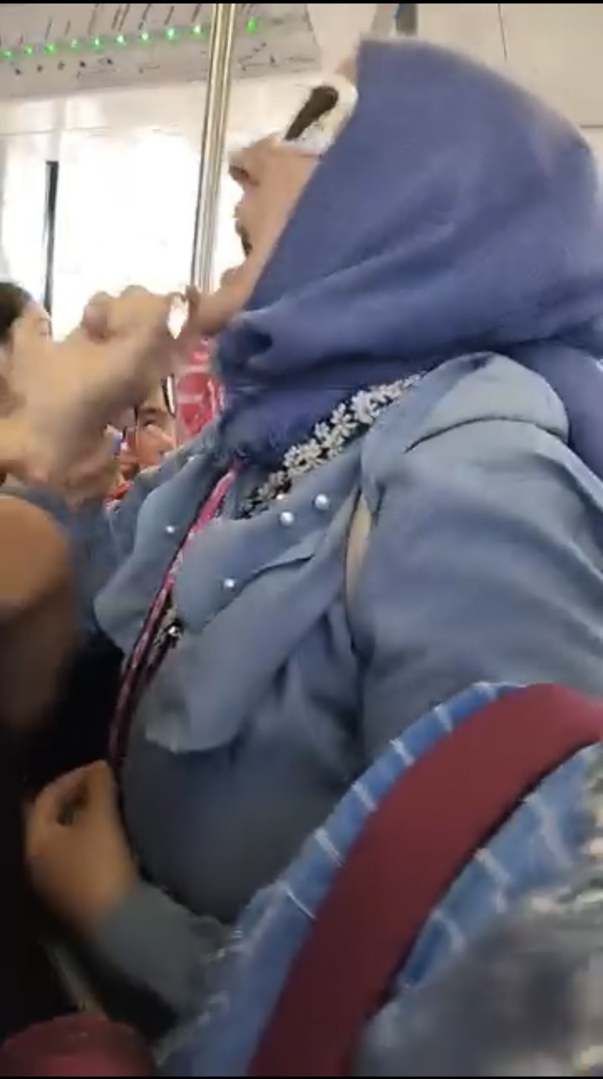 Eminönü'nde tramvayda 'Çocuklar kalksın' kavgası; bağırıp sırt çantası fırlattı
