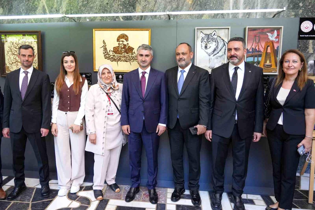 Erdemir ve Aile Bakanlığı iş birliğiyle şehit yakınları ve gazilere yönelik 'Sanata Teşvik ve Sanatla Yaşam Programı' kapsamında hazırlanan eserlerin TBMM'deki sergisinden bir görüntü.