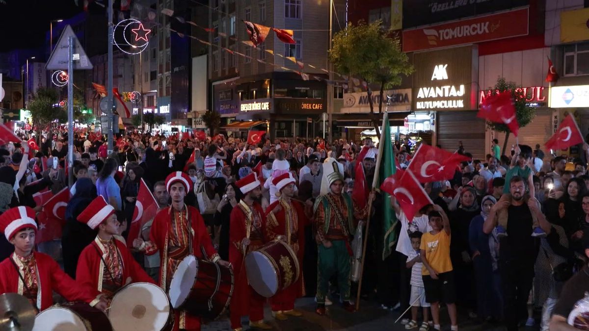 Esenler Belediyesi tarafından 15 Temmuz Demokrasi ve Milli Birlik Günü dolayısıyla düzenlenen anma programından bir görüntü.