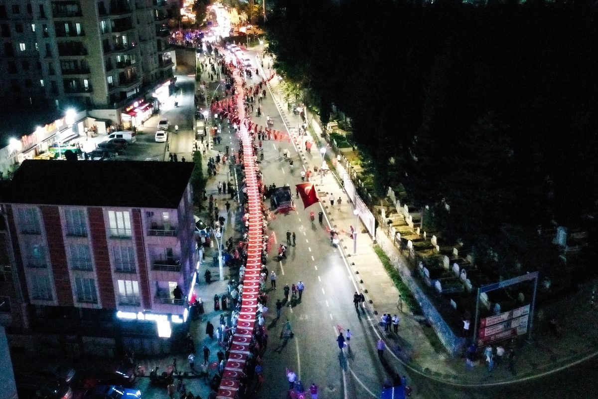 Esenler'de 15 Temmuz Demokrasi ve Milli Birlik Günü kapsamında 253 metrelik Türk bayrağı taşıyan vatandaşlar.