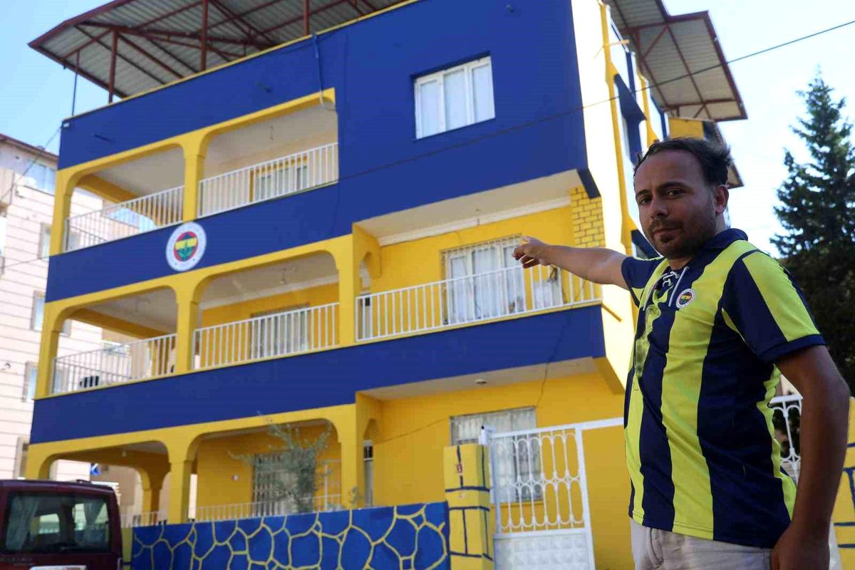 Fanatik ailenin sarı laciverte boyatıp, amblem koydurduğu 'Fenerbahçeli ev' simge haline geldi