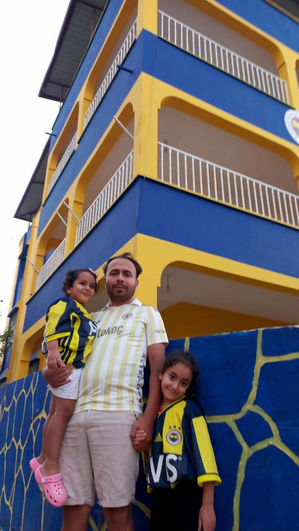 Fanatik Fenerbahçeli aile, yaşadıkları apartmanı sarı-laciverte boyadı