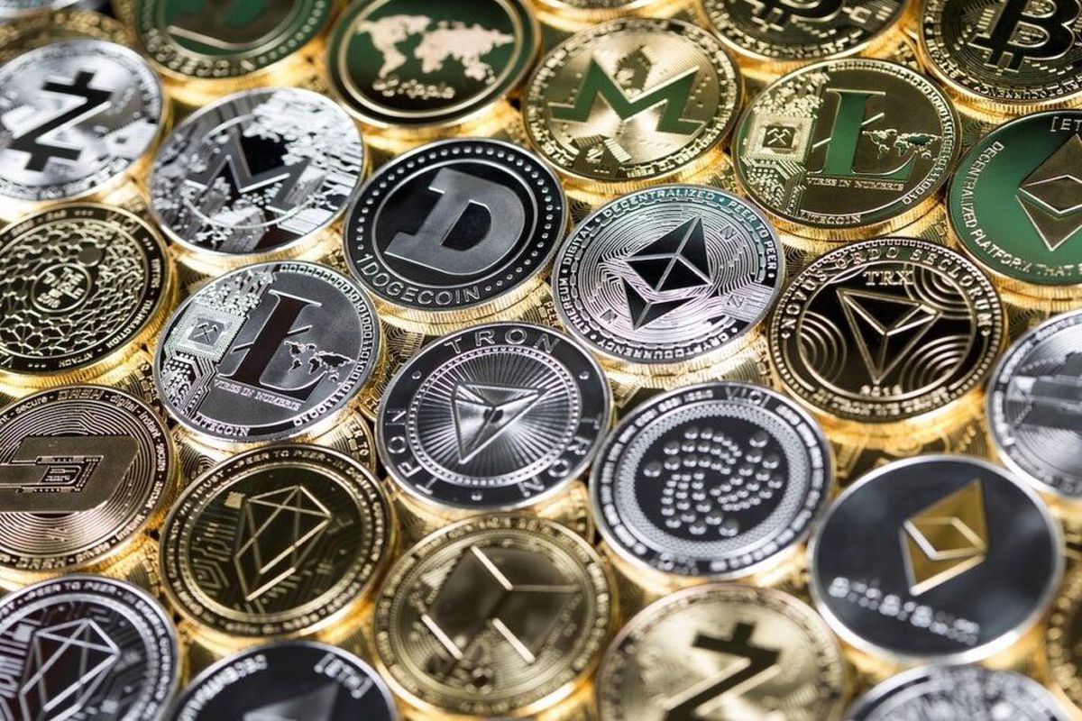 FATF logosu ve dijital finans grafikleri