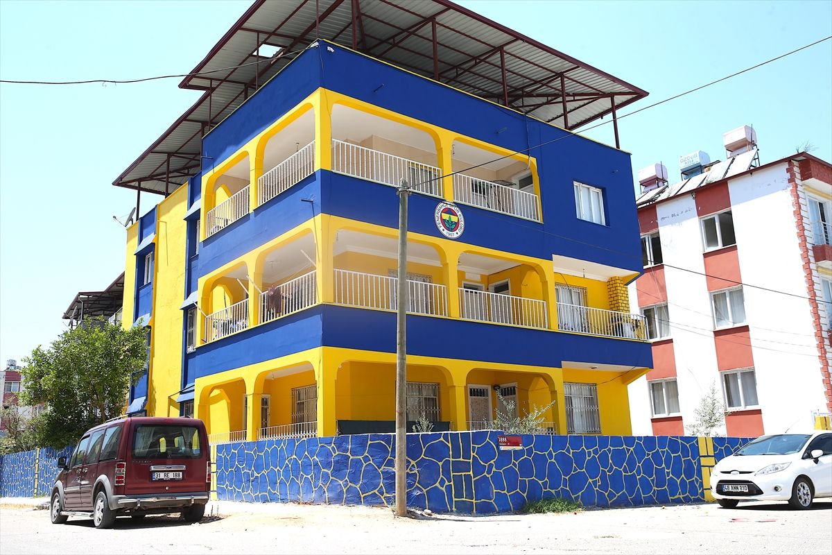 Fenerbahçeli aile, sarı-lacivert sevgisini apartmanlarına yansıttı