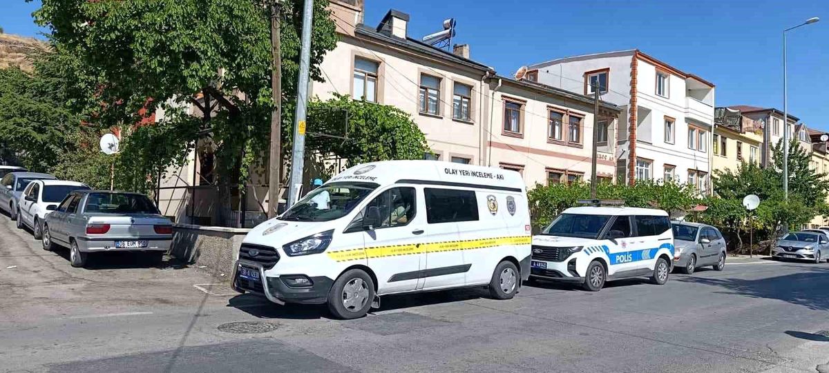 Göğsünden bıçaklanan genç yaralandı