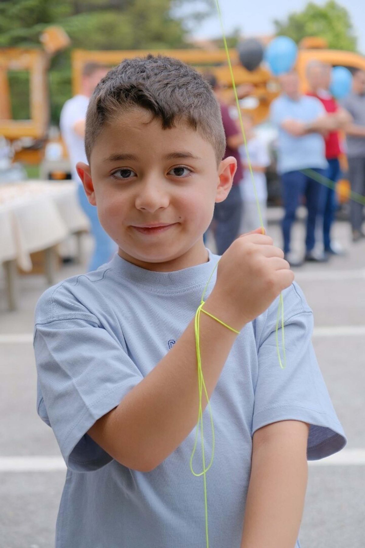 DMD hastası Cafer Nacak, tedavi sonrası Konya'da düzenlenen balon uçurma etkinliğinde gülümsüyor.