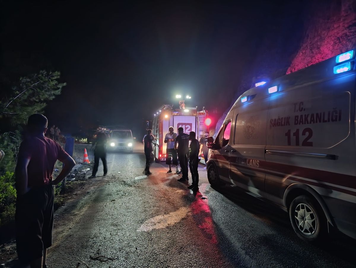 Hatay'da uçuruma devrilen otomobildeki 5 kişi yaralandı