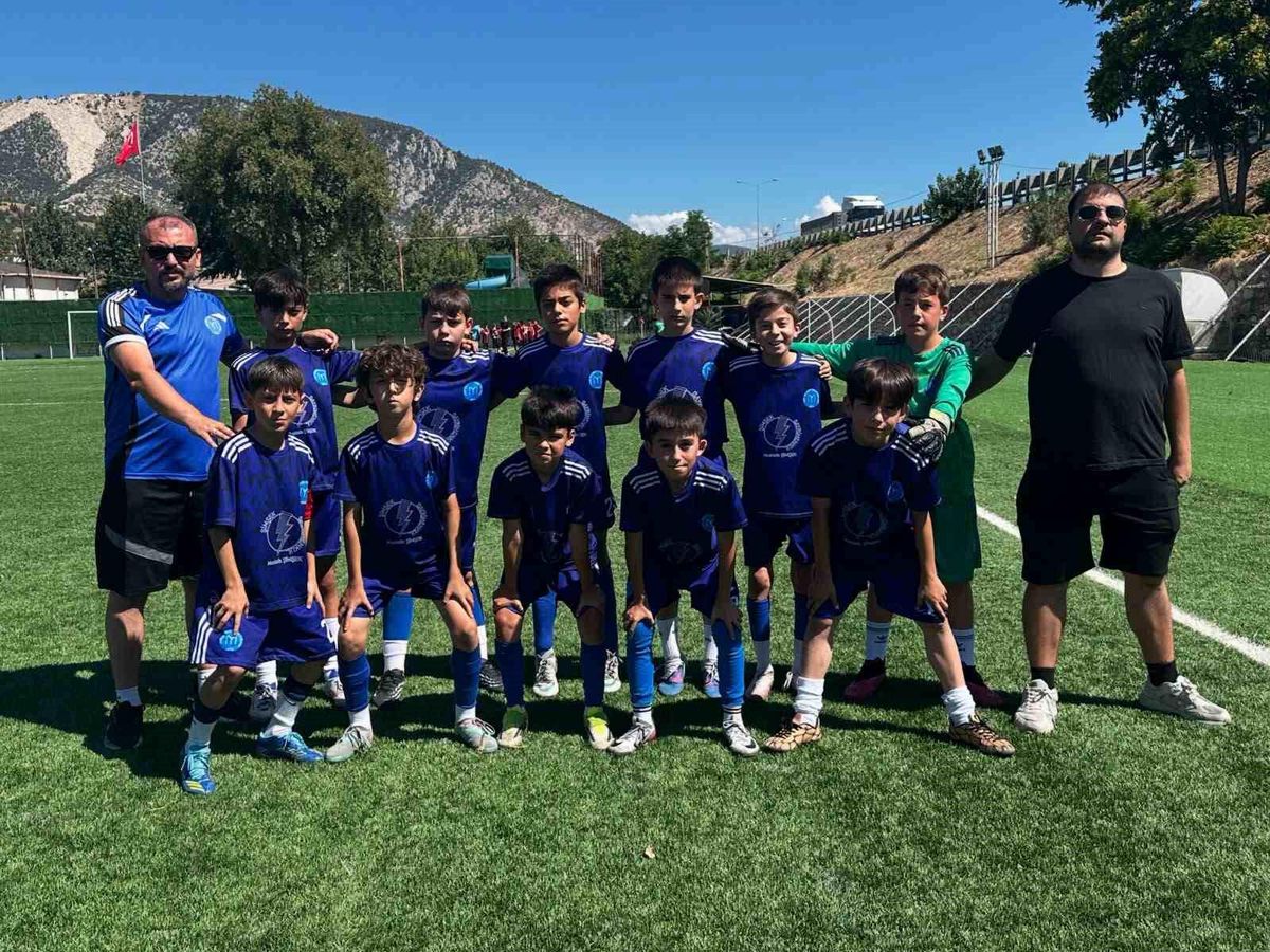 Minik Futbolculardan 15 Temmuz Anısına Dostluk Maçı