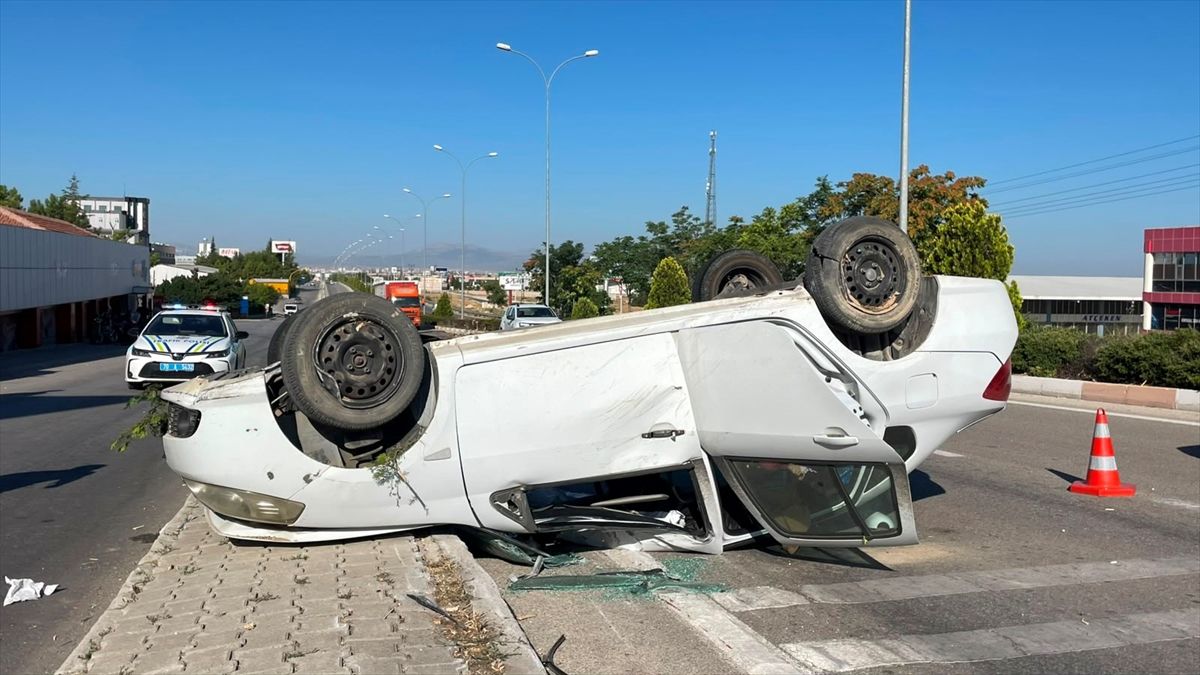 Karaman'da takla atan otomobilde 5 yaralı