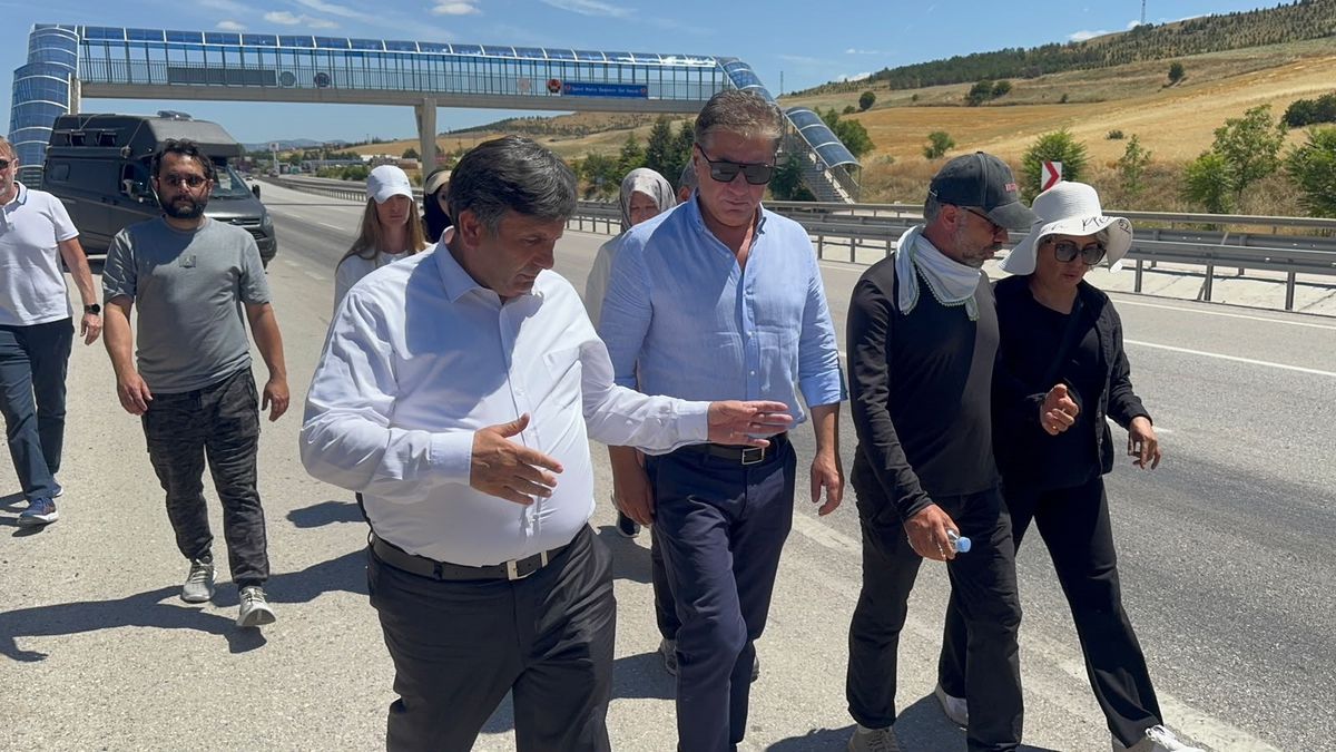 Kartalkaya'daki Grand Kartal Otel yangını sonrası adalet yürüyüşü yapan grup.