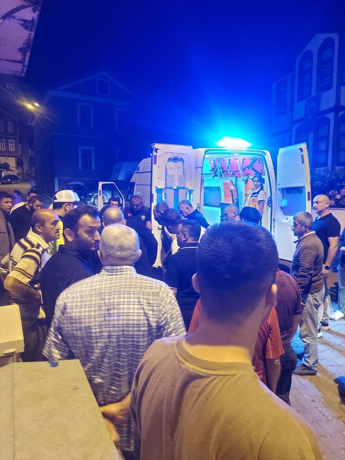 Kastamonu'da 'dur' ihtarına uymayan sürücü polisi yaraladı