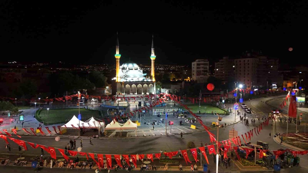 Kayseri'de 15 Temmuz anma etkinlikleri kapsamında camilerden sela okunuyor.