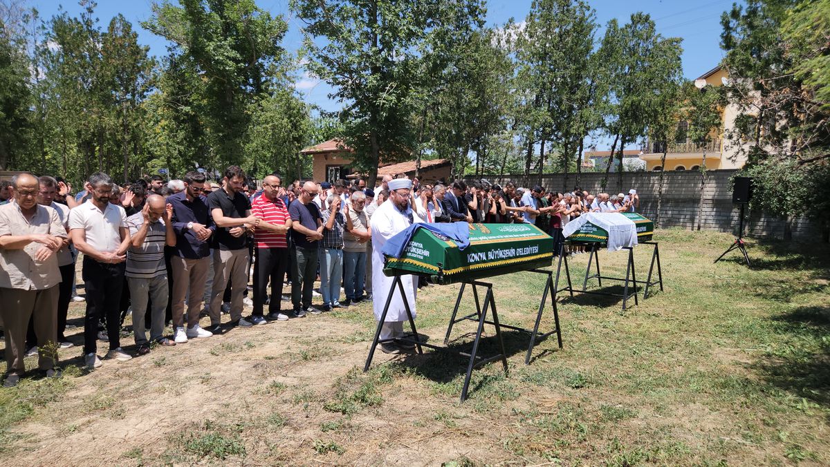 Konya'da Kaldırıma Çıkan Taksinin Çarptığı Anne ve Kızı Toprağa Verildi