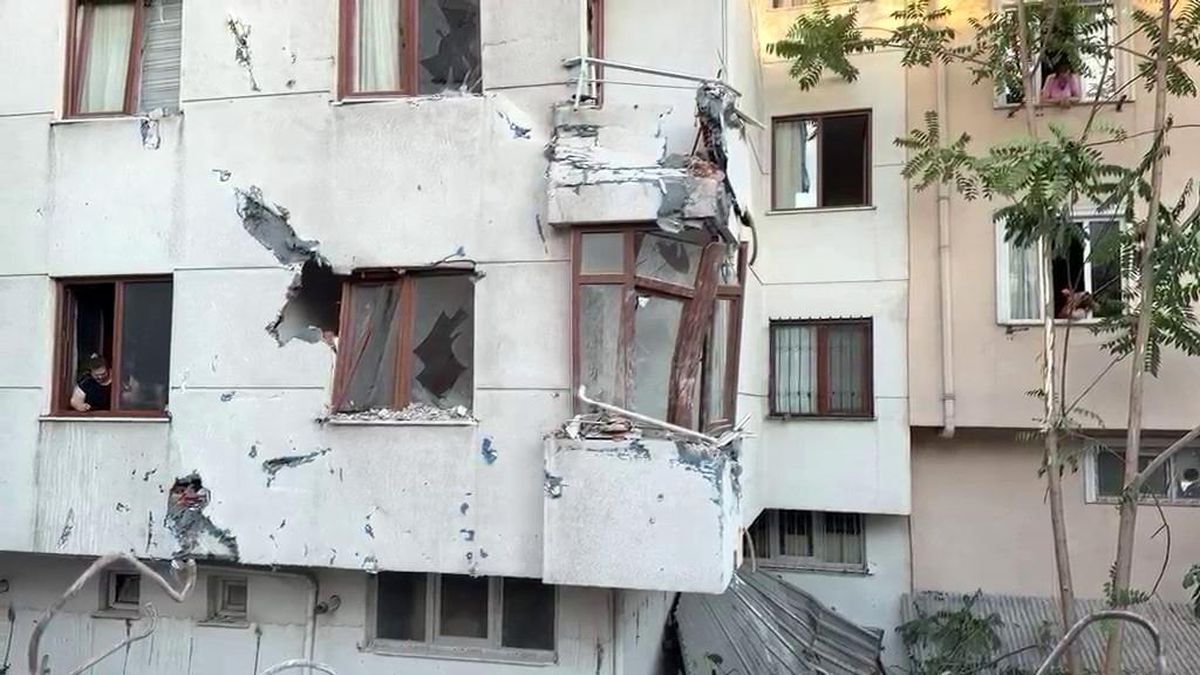 Bakırköy'de yıkımı yapılan binanın duvarı yan apartmanın üzerine devrildi