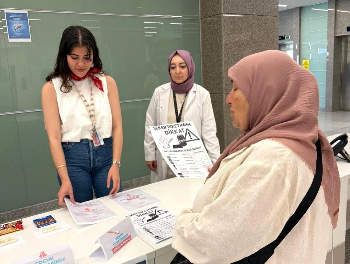 Kütahya Şehir Hastanesi'nde sağlıklı beslenme ve şeker tüketimi konulu bilgilendirme etkinliği.