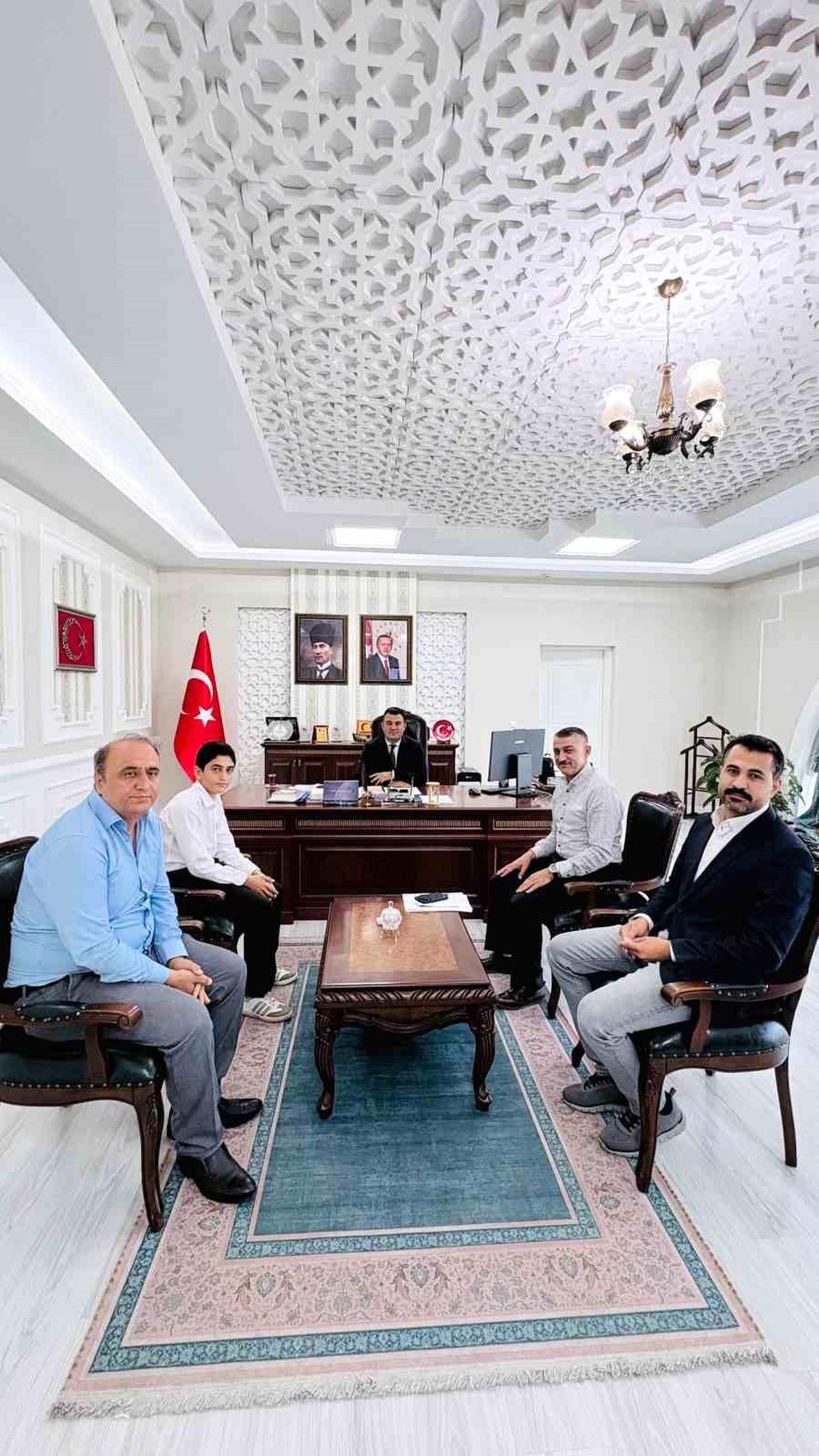 Ağrı LGS birincisi Muhammed Yusuf Işık, Patnos Kaymakamı Burak Dertlioğlu'nu makamında ziyaret ediyor.