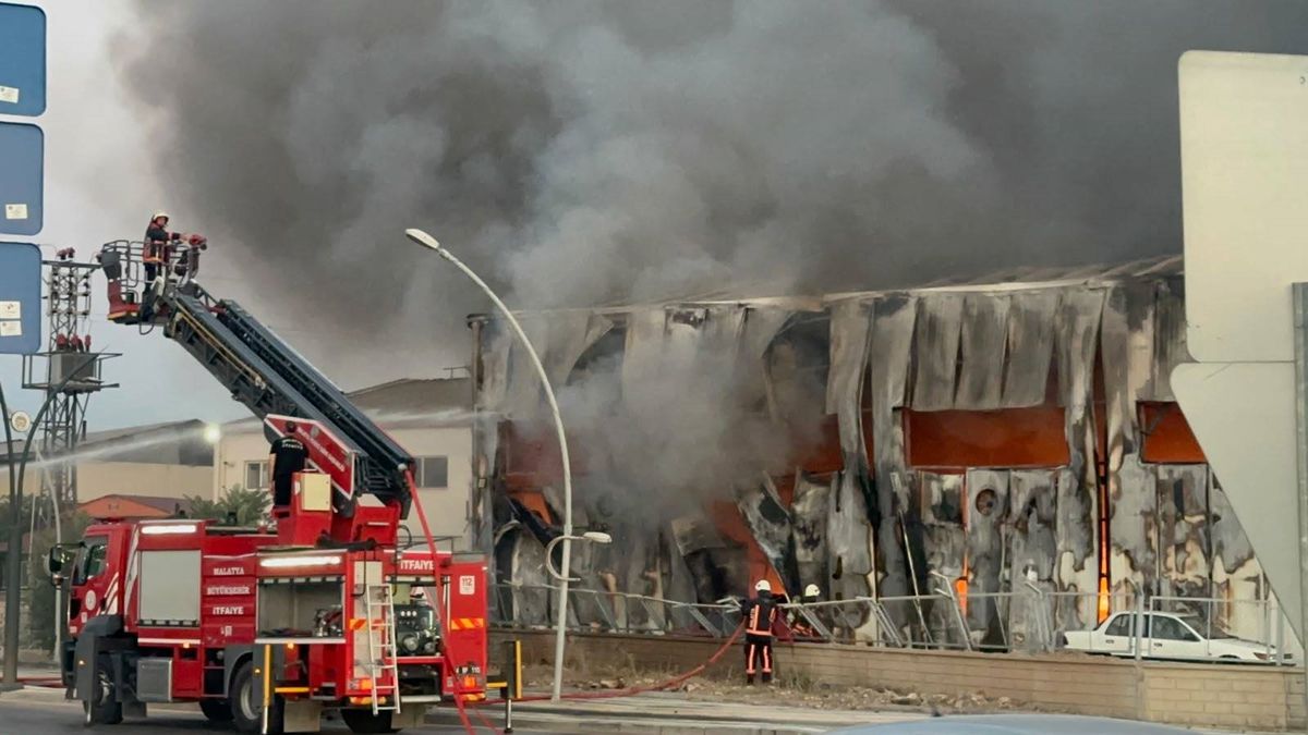Malatya'da otobüs bakım onarım atölyesinde yangın