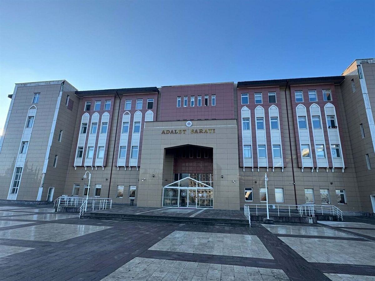 Manisa Büyükşehir Belediyesi Başkan Danışmanı Demirhan Gözaçan'ın tutuklandığı rüşvet soruşturmasıyla ilgili adliye önünden görüntüler.
