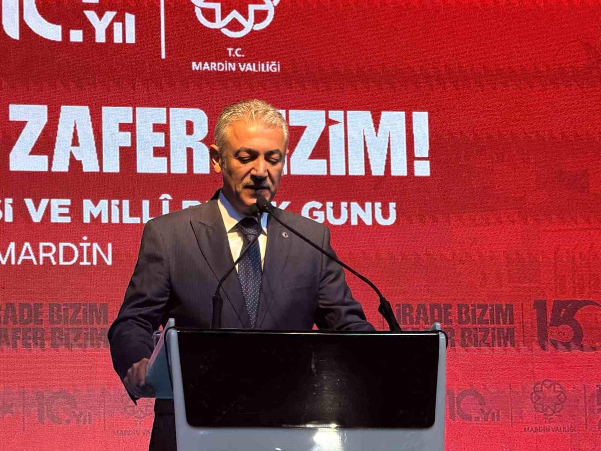 Mardin'de 15 Temmuz Demokrasi ve Şehitler Parkı'nda düzenlenen anma programından bir görüntü.