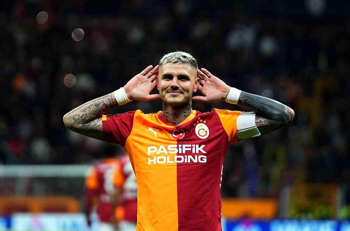 Mauro Icardi Galatasaray formasıyla şampiyonluk kutlaması yaparken