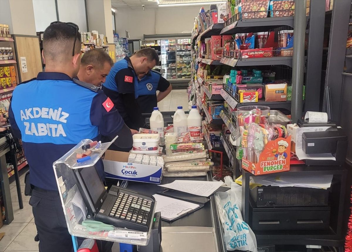 Mersin'de zincir markette tarihi geçmiş ürünler bulundu