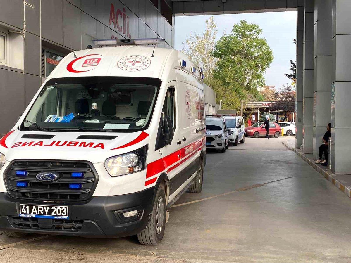 Kocaeli'de mevlit yemeği sonrası gıda zehirlenmesi yaşayan kişilerin hastaneye kaldırılması.