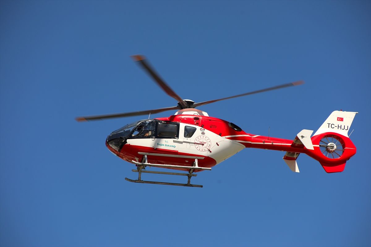 Mide kanaması geçiren hasta ambulans helikopterle hastaneye götürüldü
