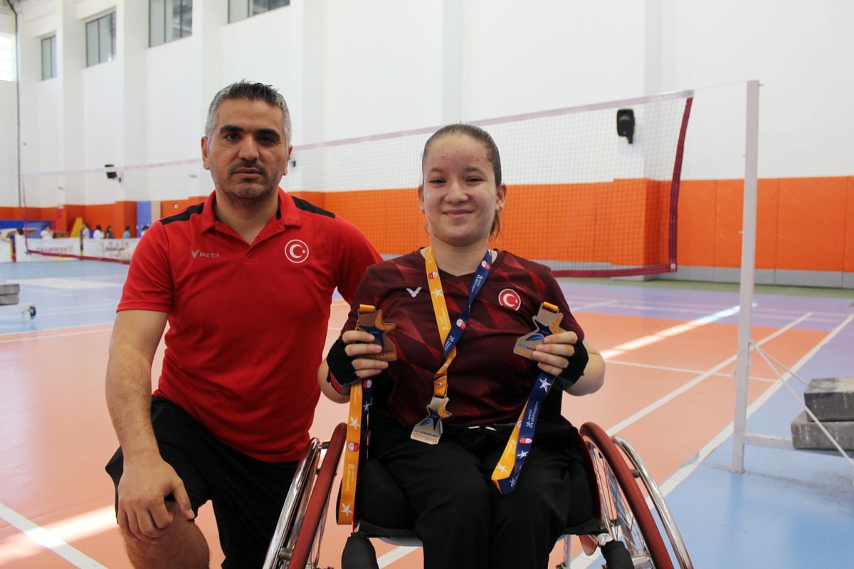 Tuğba Tüzün para badmintonda madalya kazanıyor.