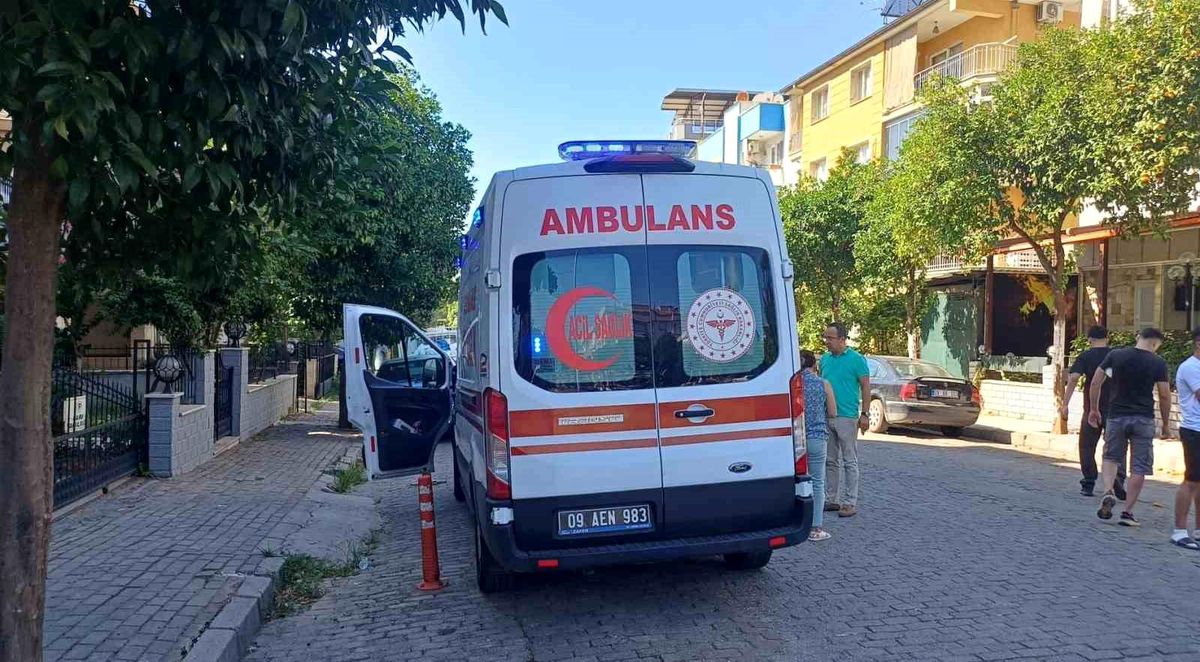 Aydın'da trafik kazası sonrası olay yeri incelemesi yapan polisler.