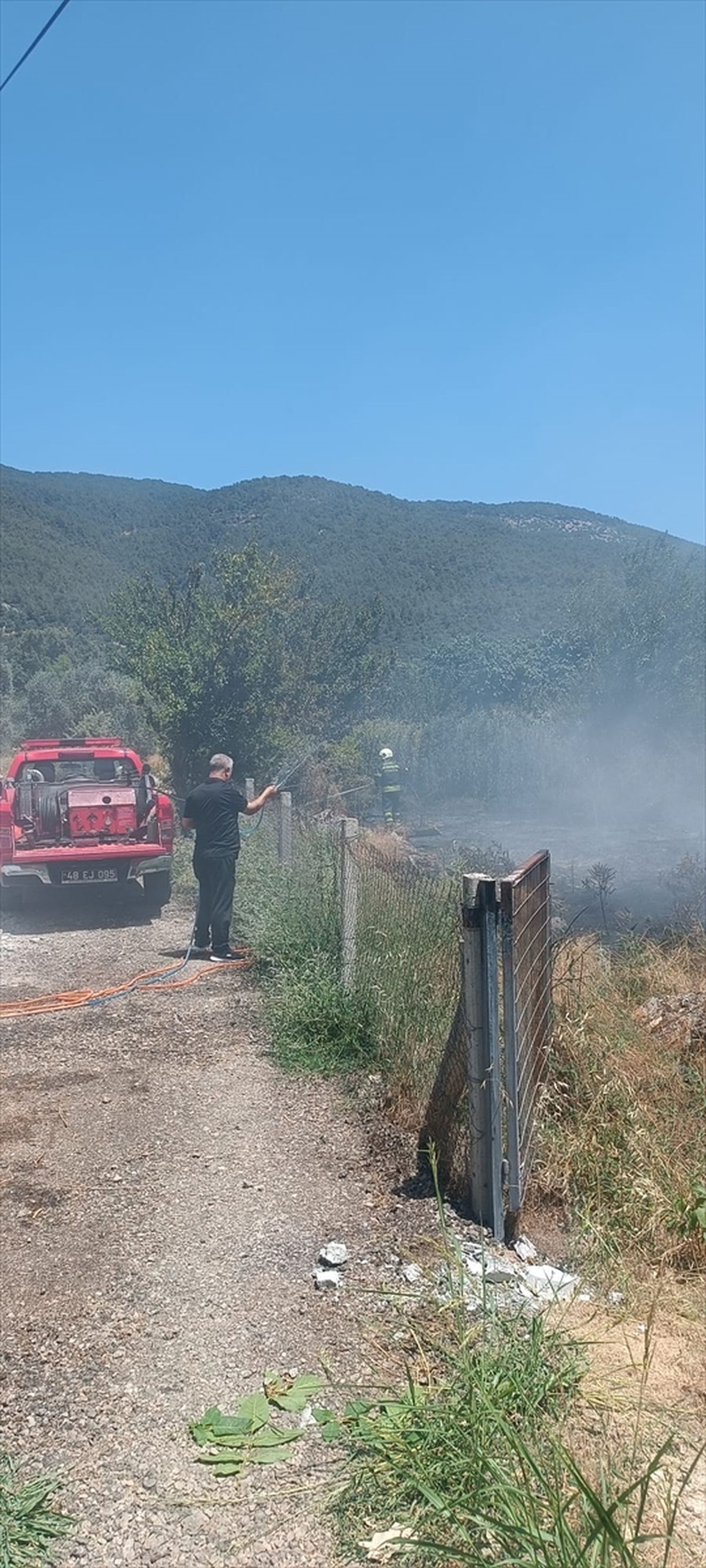 Muğla'da arazide çıkan yangın söndürüldü