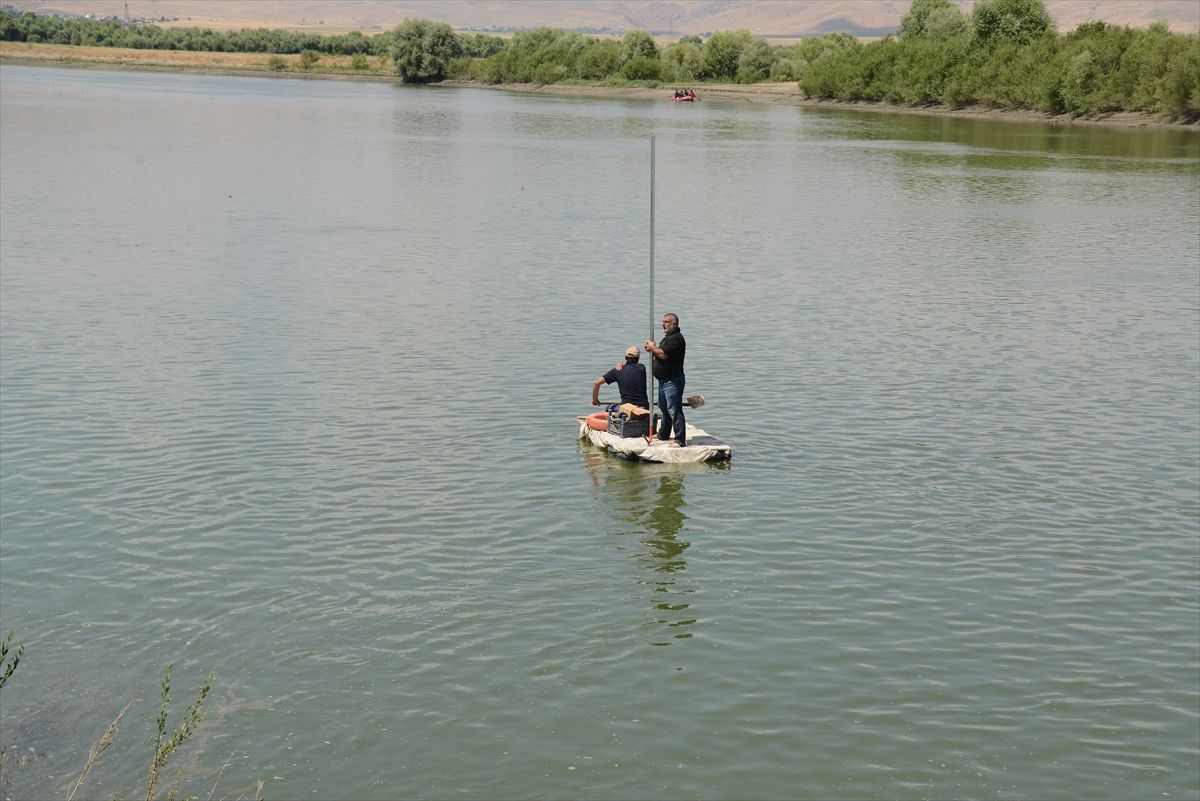 Muş'ta Murat Nehri'ne düşen 10 yaşındaki Berat Karakaya'yı arama çalışmaları devam ediyor, ekipler nehir kenarında çalışıyor.