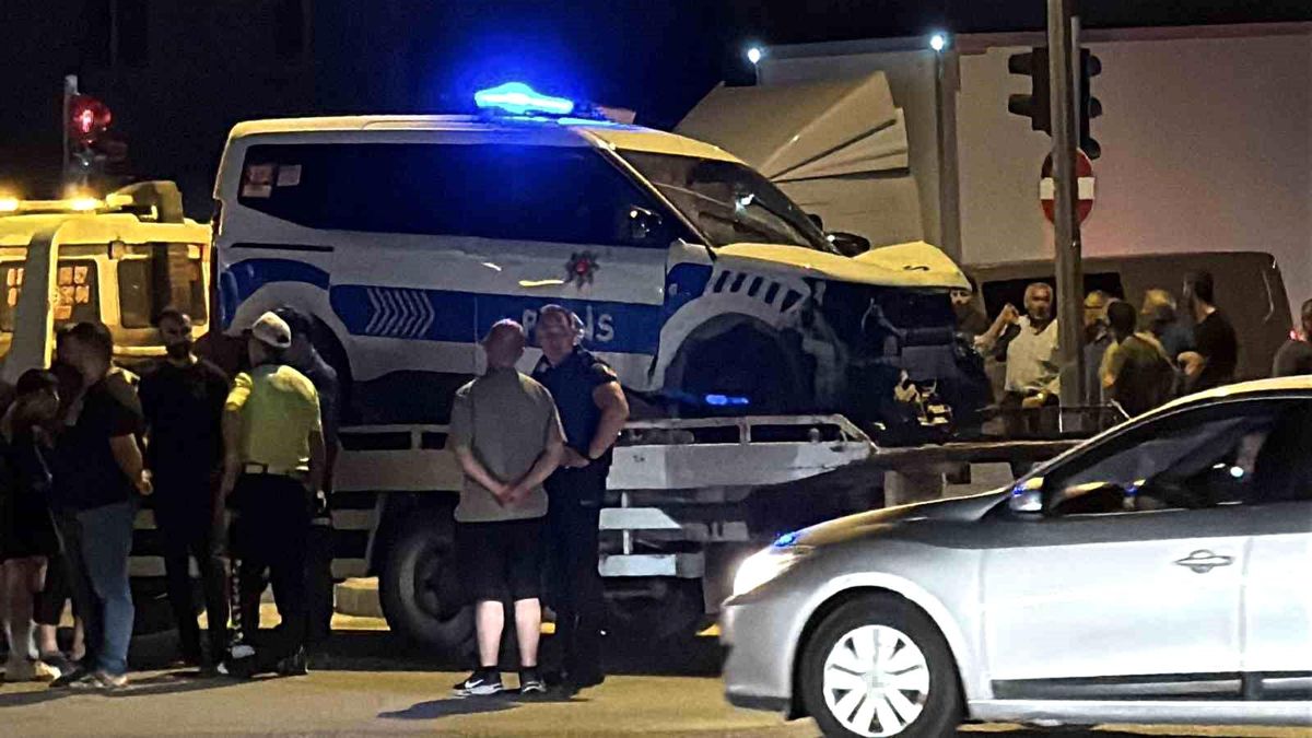 Polis aracı ile otomobil çarpıştı: 2'si polis 3 yaralı