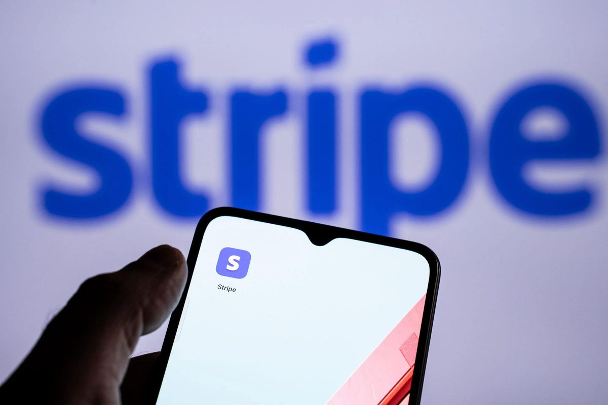 Stripe ve PayPal logoları, blok zinciri grafiği ile birlikte.
