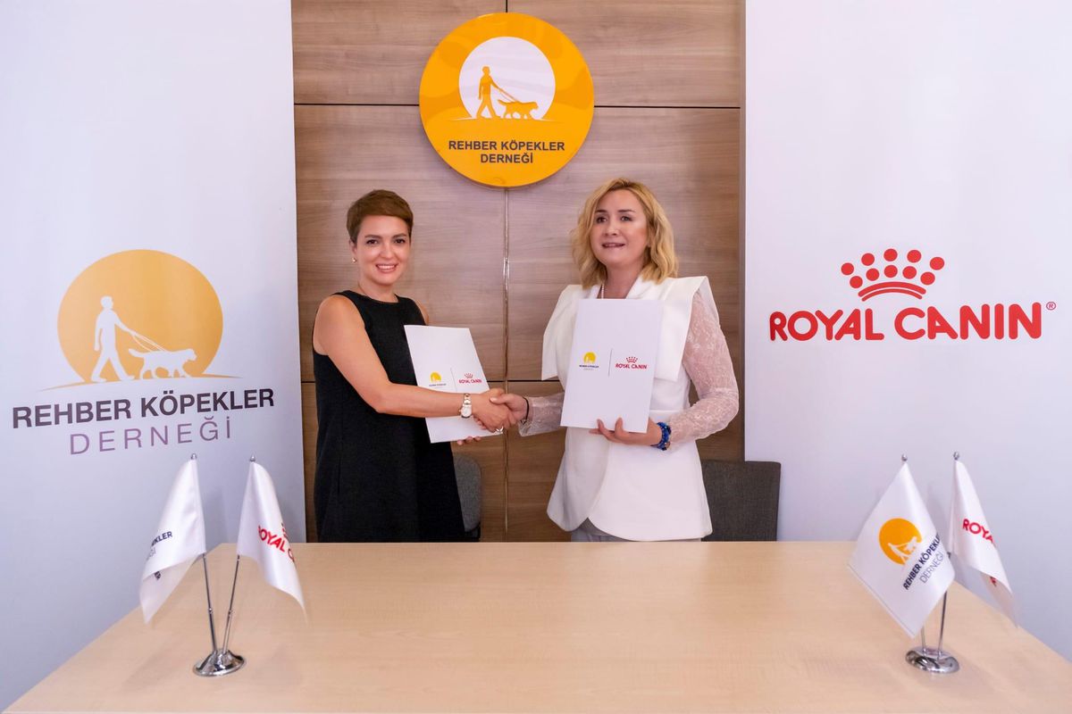 Royal Canin ve Rehber Köpekler Derneği temsilcileri iş birliği protokolünü imzalarken.