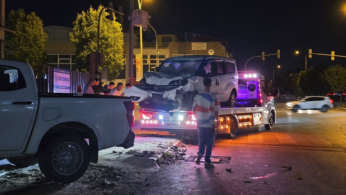 Sakarya'da hafif ticari araçla 2 motosikletin çarpıştığı kazada 1 kişi öldü