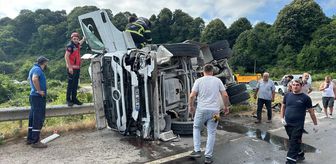 Sakarya'da otomobille çarpışan tır devrildi