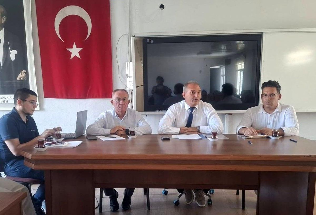 Sarıgöl'de okul müdürleri ile eğitim değerlendirme toplantısı yapılıyor.