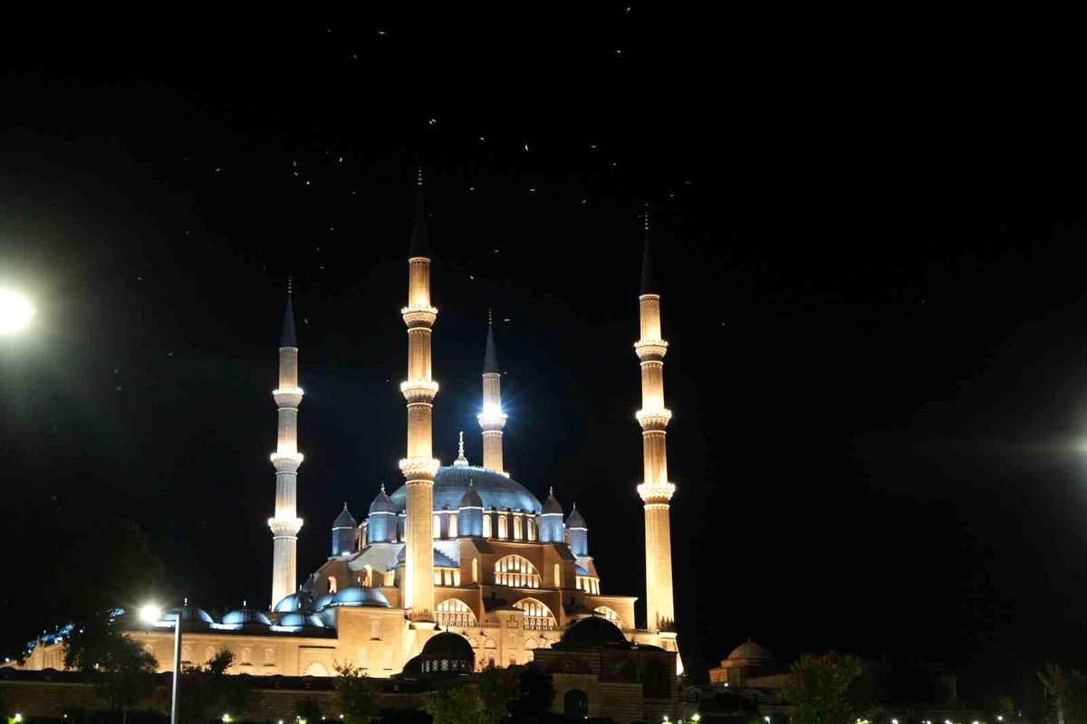 Edirne'de Selimiye Camii'nden 15 Temmuz anısına sela okunuyor.